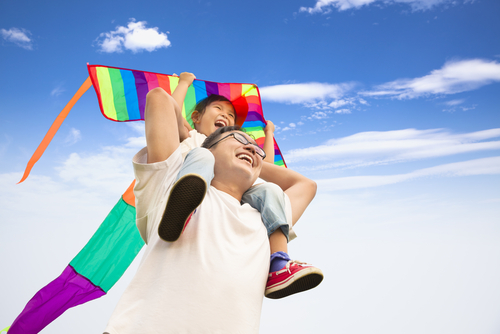 5-ways-celebrate-your-husband-fathers-day kite flying