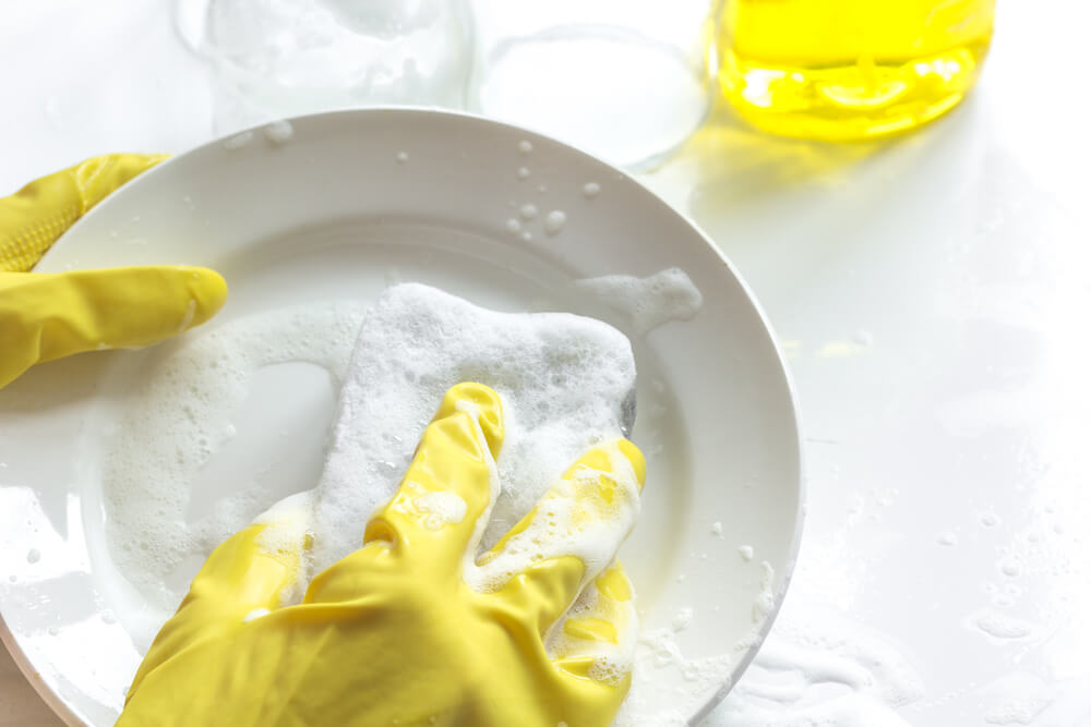 how-safely-care-sick-home-washing-dishes