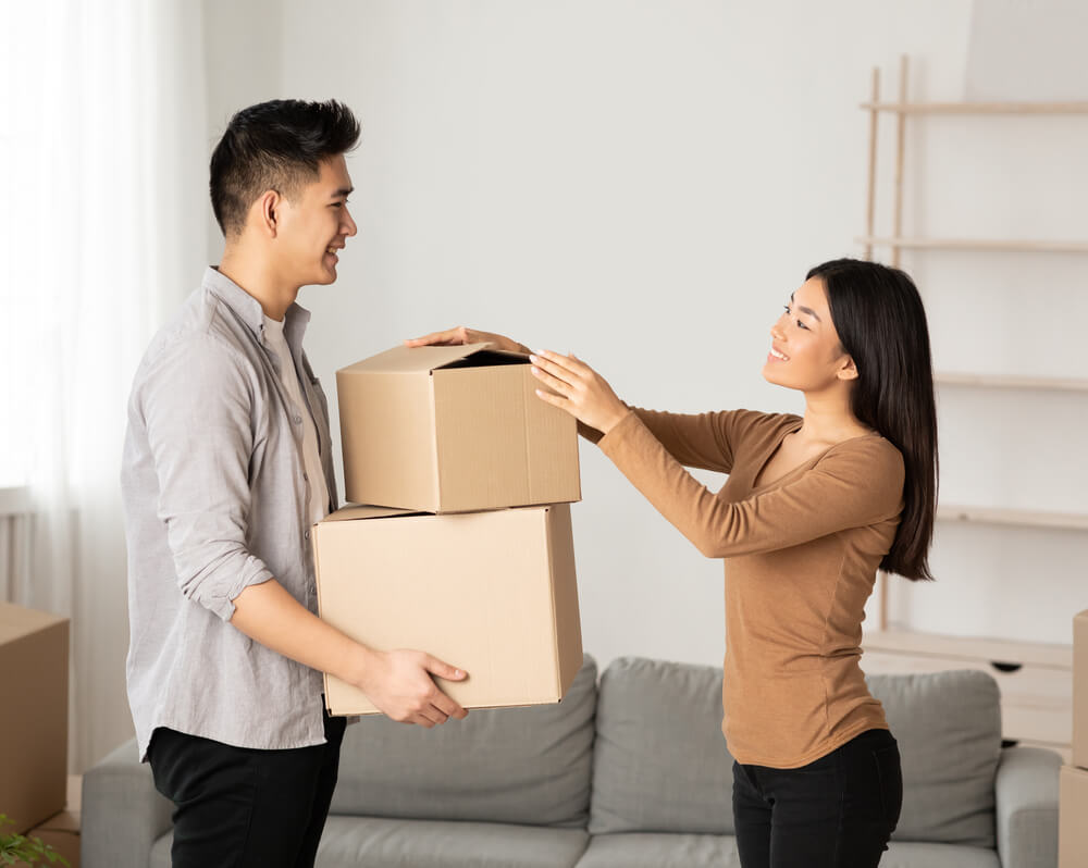 step-step-guide-renting-residential-property-malaysia/step-step-guide-renting-residential-property-malaysia-couple-moving-boxes